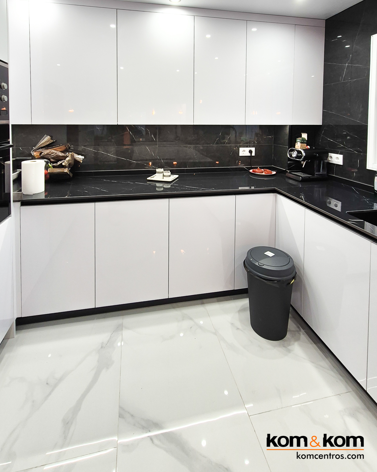 cocina elegante mármol negro blanco brillo